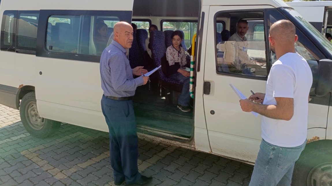 İlçe Milli Eğitim Müdürlüğü ve Okul İdaremiz Fatma Turan İlkokulu/Nurali Turan ortaokulu taşımalı öğrencilerinin servislerini denetledi.