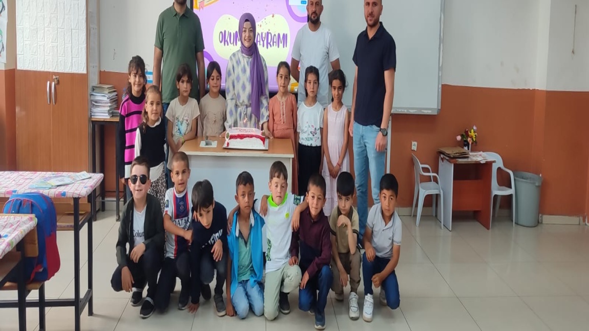 Okulumuz 1/A sınıfı okuma bayramını neşeyle kutladı.Emeği geçen öğretmenimizi tebrik ederiz.