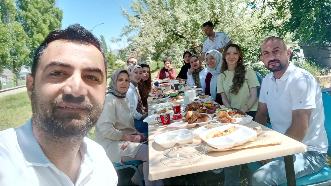 Öğretmenlerimizle yıl sonu kahvaltımızdan keyifli anlar .