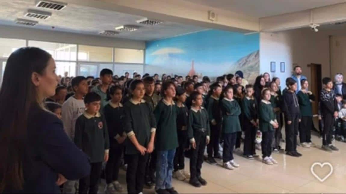 Okulumuzda 15 Temmuz Demokrasi ve Millî Birlik Günü anma programı gerçekleştirildi. Vatanı uğruna canını feda eden tüm şehitlerimizi rahmetle, gazilerimizi minnetle anıyoruz. 